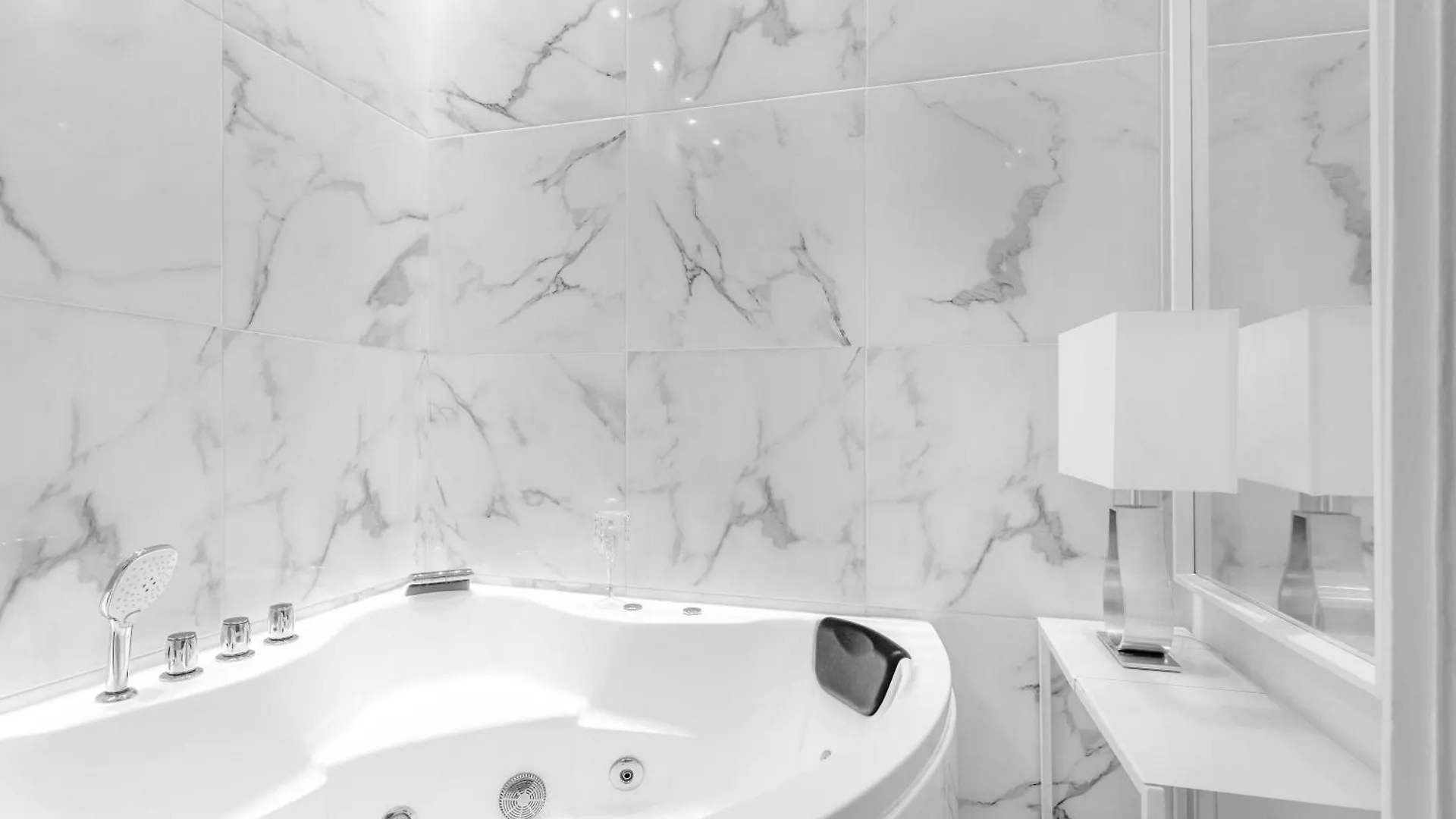 Bre3 -Lodi- Elegant & Private Hot Tub - Apartment Milan
